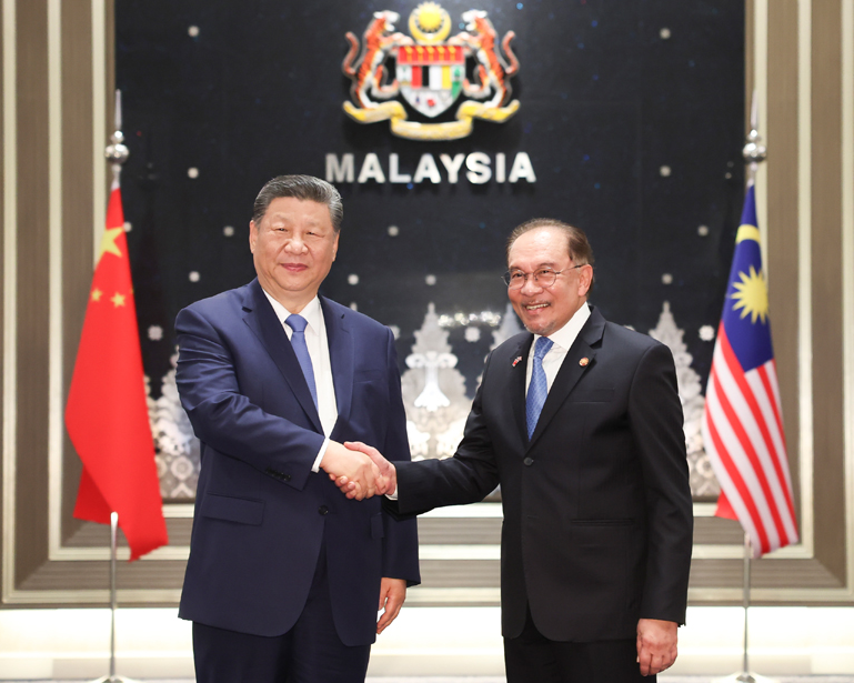 习近平同马来西亚总理安瓦尔举行会谈